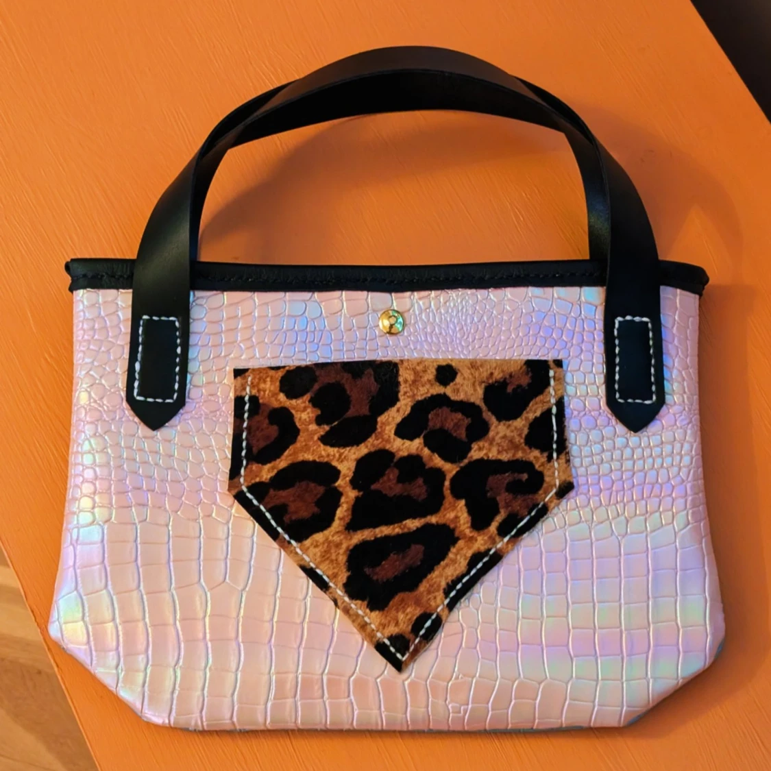 Iridescent handväska med leoparddetalj