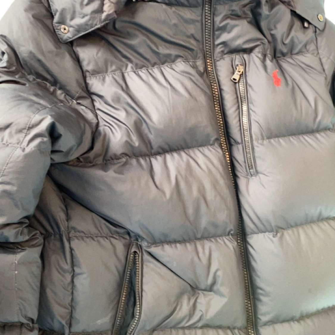 Mörk blå pufferjacka med dragkedja - 1