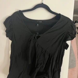 Svart blus med knyt - Jätte fin svart blus ifrån vero moda i xs. Den är i jätte fint skick och bara använd ett fåtal gånger, säljer då den är lite för liten för mig. Skriv om ni har några frågor eller vid intresse💕