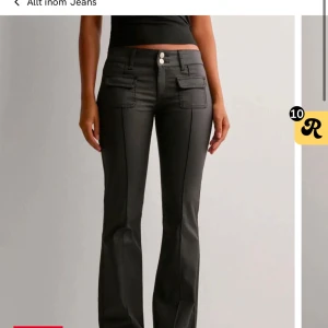Trendiga  Nelly jeansen  - Snygga svarta bootcut jeans med skinnmaterial med låg midja som inte längre kommer till användning💓💓 helt slutsålda på hemsidan💓 använder de här kontot sålänge, mitt vanliga heter meja.plick ifall ni vill kolla resensioner och sånt💓💓lite slitna längst ner men inget som syns tydligt💓