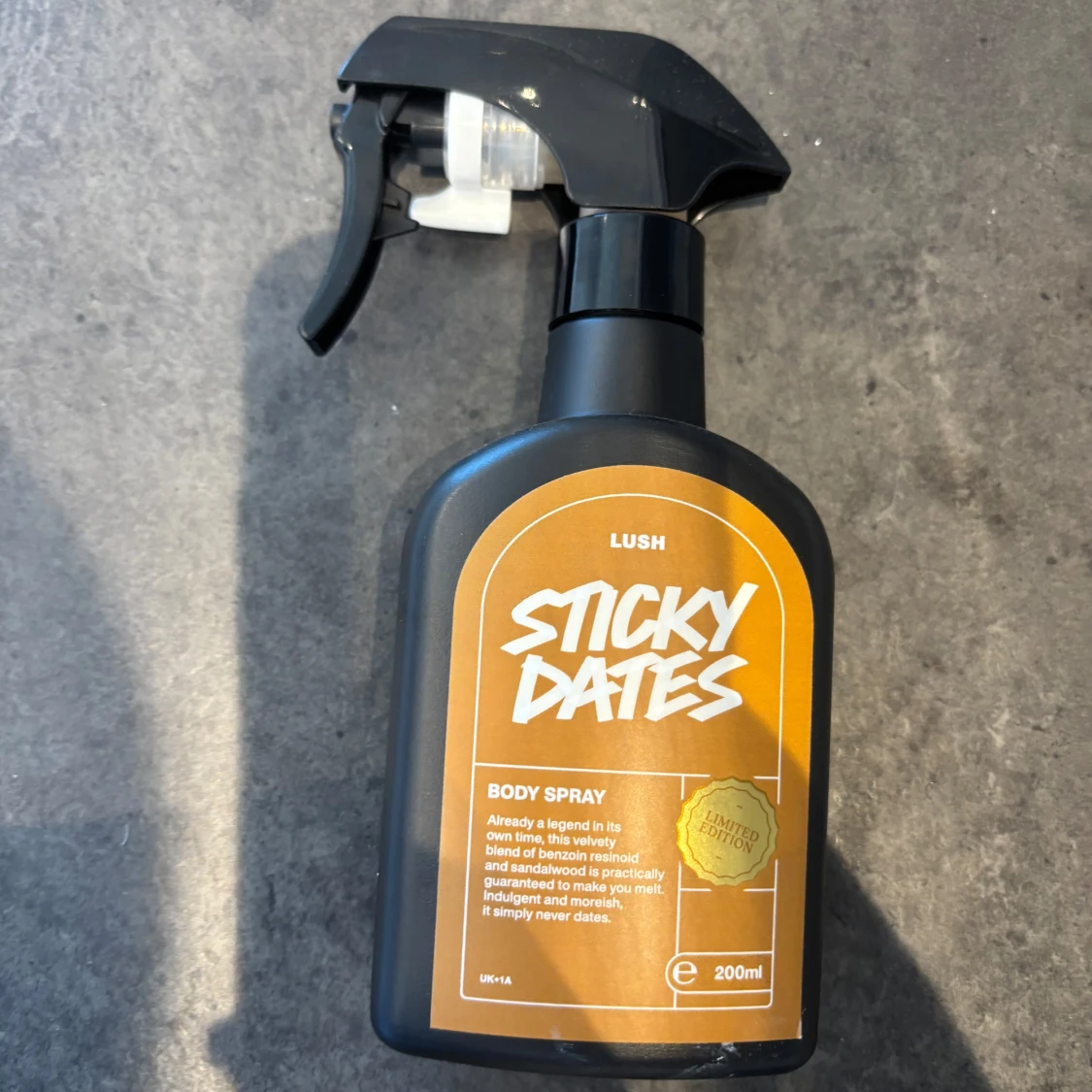 Sticky Dates Body Spray från Lush