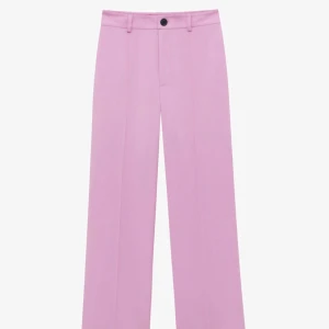 Rosa kostymbyxor - *använd max 1-2 ggr* Snygga rosa kostymbyxor med hög midja och raka ben. Byxorna har en knapp framtill och är perfekta för en stilren look. De är tillverkade i ett mjukt material som ger en bekväm passform.