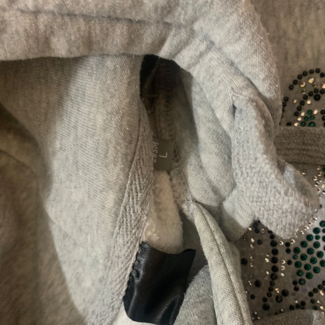 Grå hoodie med glittrig text - 3