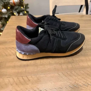 Valentino garani - Stilrena skor från valentino i bra skick och knappt använda