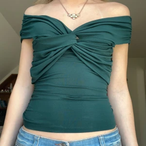 Grön offshoulder topp - Snygg grön offshoulder topp med knytdetalj framtill. Passar mig som har xs-s💗