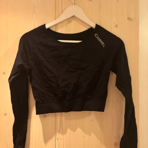 Svart croppad tröja från ICIW - Säljer en svart croppad tröja från ICIW som är använd få gånger💞💞💞