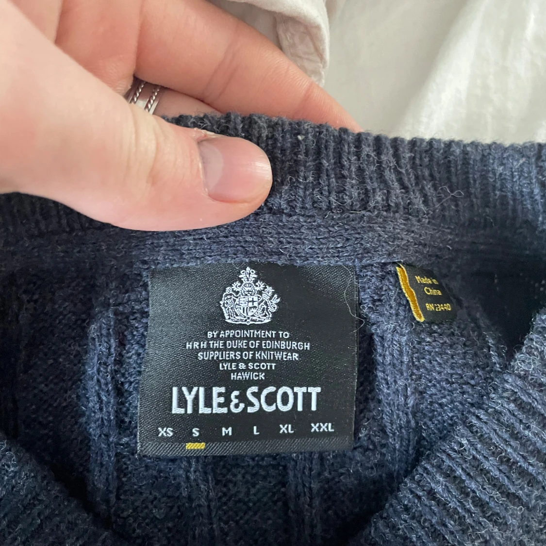 Mörkgrå stickad tröja från Lyle & Scott - 2
