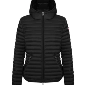 Svart dunjacka från Colmar - Snygg svart dunjacka från Colmar med dragkedja och huva. Jackan har en quiltad design och är perfekt för kyligare väder under vår och höst. Den har praktiska fickor med dragkedjor och en stilren look. Endast lite skada på insidan av fickan, men inget hål och det är inget som märks av. Annars har den inga skador, sparsamt använd. Passar mig som brukar ha ca xs, s i tröjor o jackor. Kan tänka mig att gå ner i pris vid smidig affär.  