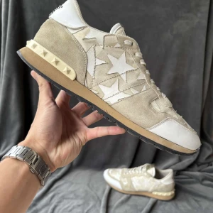 Valentino rockrunners - Orginalstorlek: 45 eu, fråga om innermått vid osäkerhet | ingår: endast skorna | skickar spårbart eller möts upp i Täby📍nya sulor inkluderas vid köp (ersättningssulor)