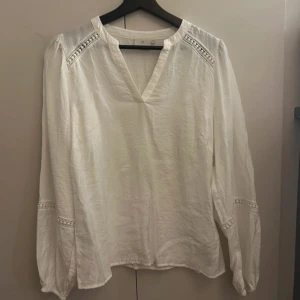 Vit blus - En vit och somrig blus från KAFFE. Är i bra skick och perfekt för sommaren!💗