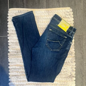 Jacob Cohén 688 Jeans Navy Marinblå - Schyssta jeans från Jacob Cohen || Storlek: 32 || populära modellen 688 || fint skick förutom nån anmärkning (en liten slitning vid skrevet - se bild )