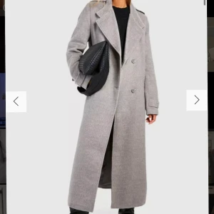 Grey Maxi Coat - Jag köpte den här långa grå kappan från Bohoo för 1 år sedan och den har nästan aldrig kommit till användning. Den är dessutom slutsåld på hemsidan! Nypris 1000kr. Den är varm och skön för det kommande vår-vädret🌷  