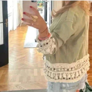 Grön jacka Zara - Snygg populär grön jacka från Zara💓💓Perfekt till våren💓💓