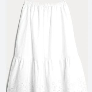 Maxi kjol - Vit lång kjol från Cubus i storlek 158/164 med elastisk midja och fint mönster längst ner❤️