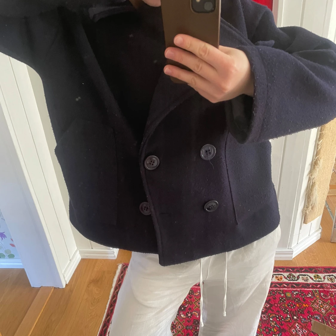 Marinblå kappa med knappar - 2