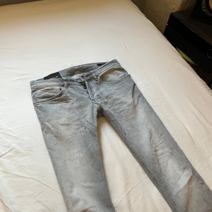 Dondup ”george” - Tjena! Säljer dom här rikigt feta dondup jeansen. Skicket på jeansen är nästintil perfekt! Inga defekter eller skador, ny pris på dessa ligger runt 2800 och säljer mina för 850 så ett riktigt dunder pris! Kan samt tänka mig gå ner lite i pris via snabb affär. Hör gärna av dig om du har några mer frågor eller funderingar 😃/// mvh timelessfashion 