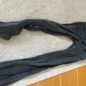 Grå jeans från Gina Tricot - Snygga grå jeans från Gina Tricot i storlek 140. 