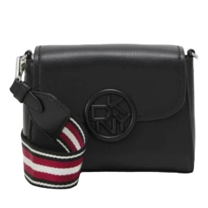 Svart och vit axelväska från DKNY - Snygg axelväska från DKNY i äkta läder i svart och vitt med ett brett, randigt axelband i rött, vitt och svart. Väskan har en rund DKNY-logga på framsidan och är tillverkad i skinn. Perfekt för att ge din outfit en stilren touch.