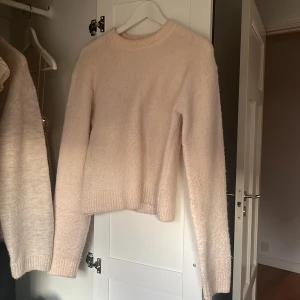 Beige stickad tröja från H&M str Xs - Mysig beige stickad tröja från H&M str Xs.Tröjan har långa ärmar och ribbade muddar vid ärmslut och nederkant. Perfekt för kyliga dagar.
