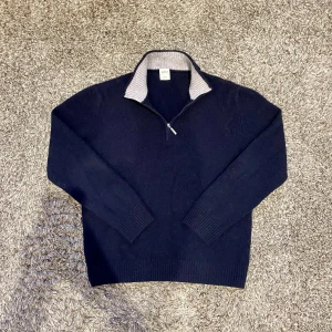 Boggi Milano half zip - Säljer en stilren mörblå half zip från Boggi Milano⭐️ Storlek : M! Skick 9,5/10🙌 Nypris = 3000kr!👍Hör gärna av er om ni har funderingar!🤝