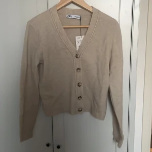 Beige kofta från Zara - Helt ny kofta från Zara!! Prislapp kvar o aldrig andvänd då ja råka köpa två av samma storlek. Nypris 399