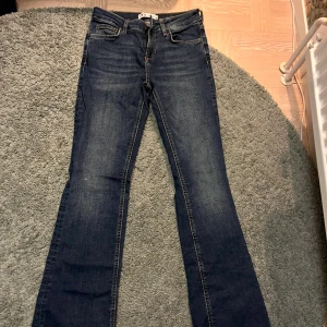 Blå jeans från Zara - Snygga blå jeans från Zara med klassisk femficksdesign och dragkedja. De har en bootcut-stil som ger en tidlös look. Perfekta för en avslappnad stil. Midjemåttet är 70!!