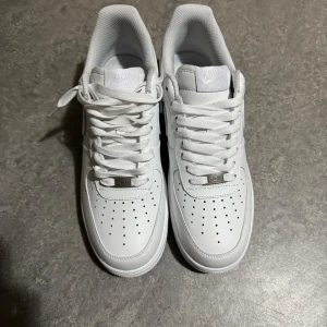 Vita Nike Air Force  - Nike af1 oanvända strl 43, utan box