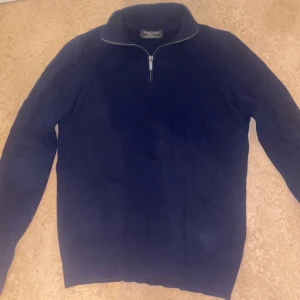 stickad half zip tröja  - Snygg mörkblå stickad half zip tröja från primark     I storlek S  i bra skick 