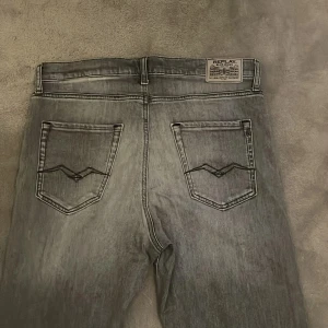 Replay jeans - Ett par feta Replay jeans i modellen thad. Hör av er om ni har frågor. Priset är ej hugget i sten! Storlek 16 vilket motsvarar waist: 28/30 och längd: 30