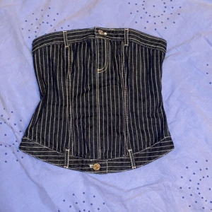 Jeanstopp  - Korsettliknande topp i jeans från Zara. Knappt använd. Den är stretchig bak i ryggen:)