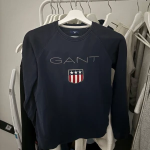 GANT Tröja - Säljer en mörkblå Gant tröja med bra skick nypris 799 passar påse XS och S