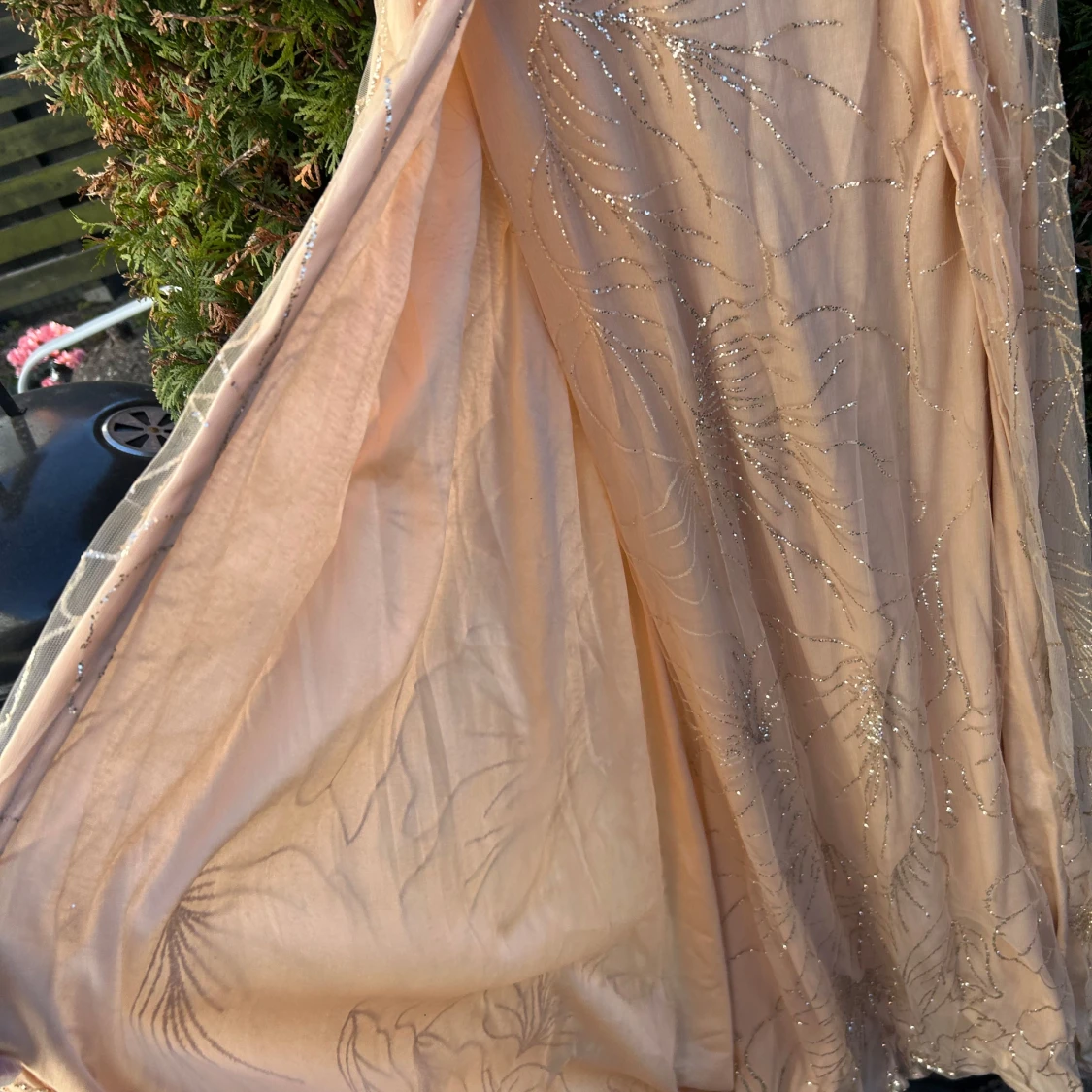 Champagnefärgad långklänning med glittriga detaljer - 1