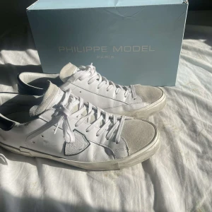 Vita Philippe Modells - Säljer dessa Vita Philippe Modells åt min kompis då dem inte kommer till användning. Använda ett par fåtal gånger. Skick 8.5/10, sitter true to size.