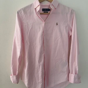 Ralph Lauren skjorta Slim fit - Tjena!🤚Säljer en riktigt snygg Ralph Lauren skjorta med en ljus rosa färg! Tröjan har inga defekter och är i mycket bra skick. Nypris = 1600kr. Slå till!