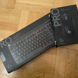 Helt nytt tangentbord och mus från logitech! - Köpta för 3 580 kr tillsammans.  Skicka gärna prisförslag  Går att köpa separat om önskat isof är priset Tangentbord: 1500 (originellt 2 199)  Mus: 1000 (originellt 1380)  Tangentbord: 920-013231