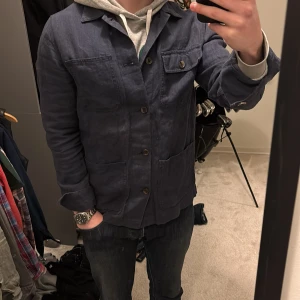 Overshirt Linne - Overshirt i väldigt bra skick från East west i 100% linne, perfekt till sommaren med skjorta under eller med hoodie. Om du funderar över något är det bara att skriva😊