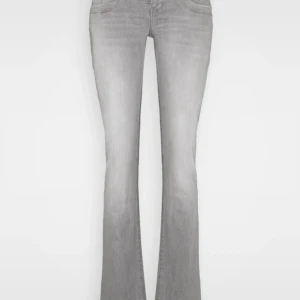 Grå bootcut jeans - Snygga grå bootcut jeans . De har en låg midja och är bootcut från ltb slut sålda de är uppsprättade längst ner. De är i storleken W26 L30