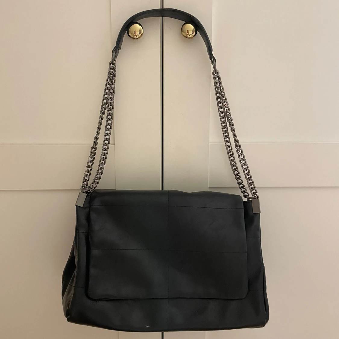 Svart axelväska med kedjedetaljer - 1