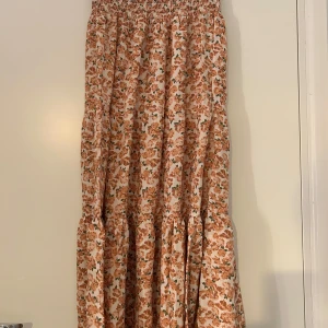 Blommig långkjol från Stajl - Säljer en vacker blommig långkjol från Stajl. Kjolen har ett elastiskt midjeband och ett härligt fall. Perfekt för en bohemisk look.