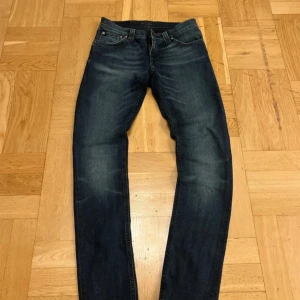 Mörkblå jeans från Nudie Jeans - Snygga mörkblå jeans från Nudie Jeans. Skick 8/10 