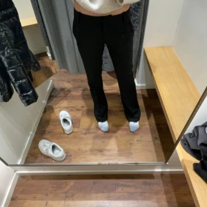 Lågmidjade kostymbyxor  - Lågmidjade kostymbyxor från bikbok 💕Modellen heter Vera. midjemått rakt över: 35cm, höftmått rakt över: 45cm, innerbenslängd: 78cm. (Jag är 170) 