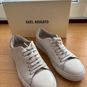 Sneakers från Axel Arigato - Beige sneakers från Axel Arigato. Modell clean 90.  