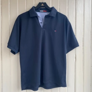 Tommy Hilfiger Piké  - En fin piké utan några fläckar dock lite nopprig.   Har du några frågor? Tveka inte på att skriva!💬💬