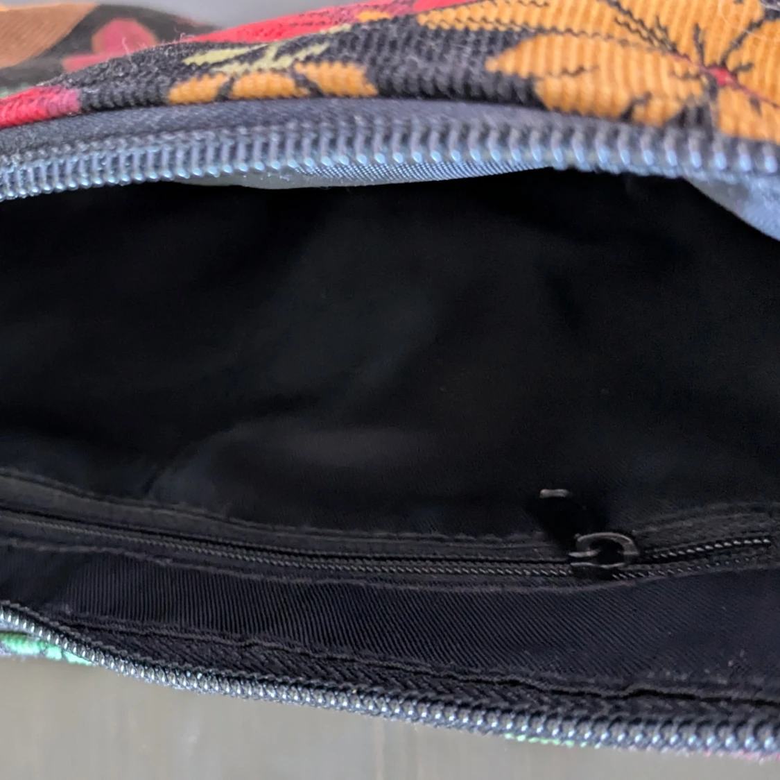 Blommig axelväska med dragkedja - 3