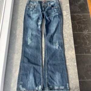 Bootcut jeans med slitningar  - Snygga Bootcut jeans. Inerbenslängd: 75 midjehöjd: 19 midjelängd: 38 