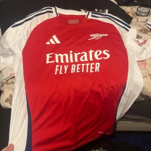 Arsenal tröja - Äkta arsenal tröja strl xl med tagg kvar.                        Perfekt för alla Arsenal-fans! 🏆