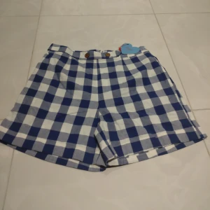 rutiga shorts från Banned Retro - 50-tals reproduktion shorts från banned retro. Dom är superfina och bra kvalitet. Jag säljer dom p.g.a att dom är för stora. Aldrig använda.