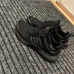 Svarta presto skor - Säljer ett par svarta presto skor har tagits hand om väl. Använda cirka 4 gånger. Har dock ett litet hål på framsidan men syns knappt