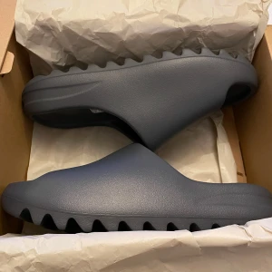 Yeezy slide slate grey - Helt nya aldrig använda deadstock!! Kvitto finns digitalt på alla jag lagt upp!!!!!!