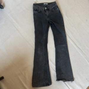 Grå bootcut jeans - Snygga grå bootcut jeans från Gina trickot.De har en klassisk femficksdesign och stängs med dragkedja och knapp. 